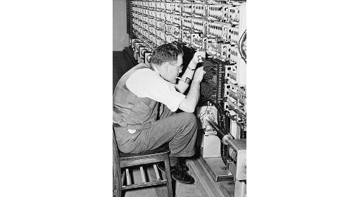 Sinh ngày 23/6/1912 tại London, Alan Turing sớm bộc lộ tài năng đặc biệt về toán học ngay từ khi còn nhỏ, theo học tại King's College, Cambridge rồi tiếp tục nghiên cứu tại Đại học Princeton dưới sự hướng dẫn của nhà toán học Alonzo Church, nơi ông phát triển ý tưởng về Máy Turing - mô hình tính toán lý thuyết được coi là nền tảng cho mọi hệ thống máy tính hiện đại và các ngôn ngữ lập trình ngày nay.