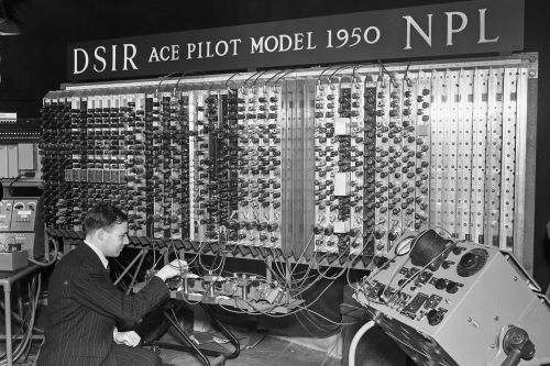 Không chỉ dừng lại ở khoa học máy tính, Alan Turing còn mở ra kỷ nguyên nghiên cứu trí tuệ nhân tạo với bài báo nổi tiếng năm 1950 giới thiệu Turing Test – phép thử đánh giá khả năng máy móc có thể giao tiếp giống con người hay không, trở thành nền tảng lý thuyết cho sự phát triển của chatbot, trợ lý ảo và nhiều hệ thống AI đang được ứng dụng rộng rãi trong cuộc sống hiện đại.