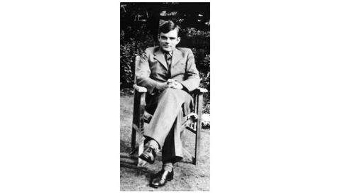 Tuy sở hữu những đóng góp mang tính lịch sử, cuộc đời Alan Turing lại kết thúc trong bi kịch khi ông bị truy tố vào năm 1952 vì xu hướng tính dục đồng giới – hành vi bị coi là phạm pháp tại Anh thời điểm đó, buộc phải chịu biện pháp điều trị bằng hormone thay cho án tù, dẫn đến những tổn thương nghiêm trọng về thể chất lẫn tinh thần trước khi qua đời vào năm 1954 ở tuổi 41.
