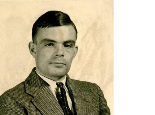 Phải nhiều thập kỷ sau, thế giới mới nhìn nhận đầy đủ giá trị của Alan Turing khi Chính phủ Anh chính thức xin lỗi vào năm 2009, Hoàng gia Anh trao lệnh ân xá sau khi ông qua đời vào năm 2013, trong khi Giải thưởng Turing - được thành lập từ năm 1966 - vẫn được xem là "Giải Nobel của ngành khoa học máy tính", tôn vinh những cá nhân có đóng góp xuất sắc cho lĩnh vực này.