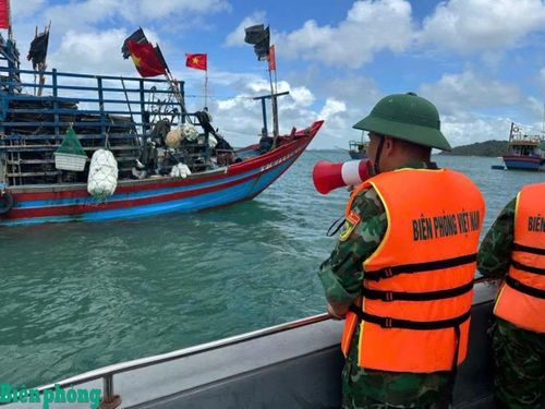 Lực lượng chức năng kêu gọi tàu thuyền vào nơi tránh trú an toàn.