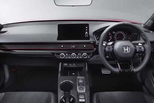Bên cạnh đó, Honda Civic e:HEV S+ SHIFT tại Thái Lan còn được nâng cấp vô-lăng thiết kế mới dạng D-Shape đáy phẳng, bọc da thật, phối chỉ đỏ và điểm nhấn Alcantara ở vị trí trung tâm, nhấn mạnh phong cách thể thao.