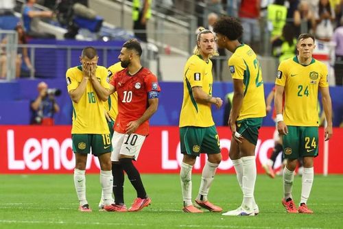 Mohamed Salah an ủi đối thủ sau khi Ai Cập thắng Australia ở loạt sút luân lưu tại vòng 32 đội World Cup 2026. Ảnh: Reuters.