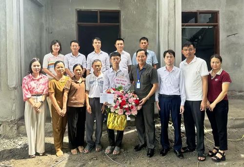 Ban Giám hiệu và thầy, cô giáo ở Trường THPT Triệu Sơn 2 đến chúc mừng em Trung.