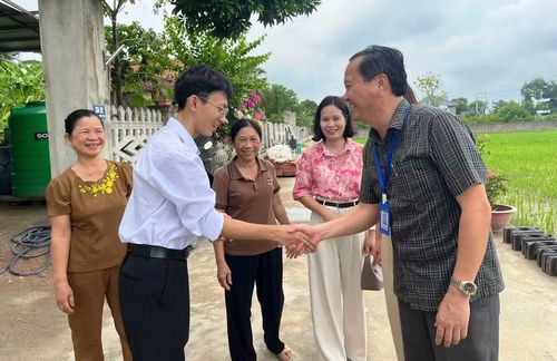 Lãnh đạo Trường THPT Triệu Sơn 2 và em Nguyễn Đình Trung.