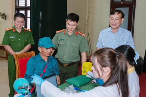Thượng tá Bùi Việt Hùng, Phó Giám đốc Công an tỉnh Phú Thọ, kiểm tra công tác thu nhận mẫu ADN thân nhân liệt sĩ tại xã Đà Bắc. Ảnh: CA Phú Thọ