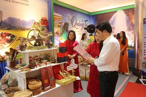 Một số sản phẩm đặc trưng của địa phương được giới thiệu tại hội nghị.