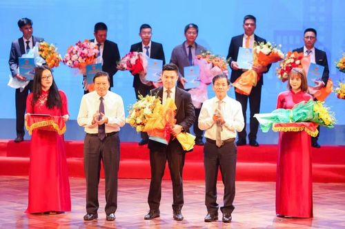 Ông Nguyễn Văn Phương, Bí thư Tỉnh ủy và ông Lê Hồng Vinh, Chủ tịch UBND tỉnh trao quyết định chủ trương đầu tư.