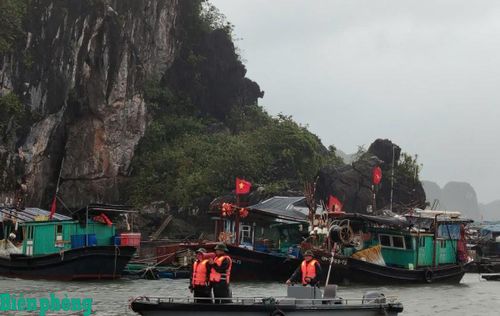 Cán bộ Bộ đội Biên phòng tỉnh Quảng Ninh kêu gọi tàu thuyền vào nơi tránh trú bão an toàn. Ảnh: Xuân Hùng