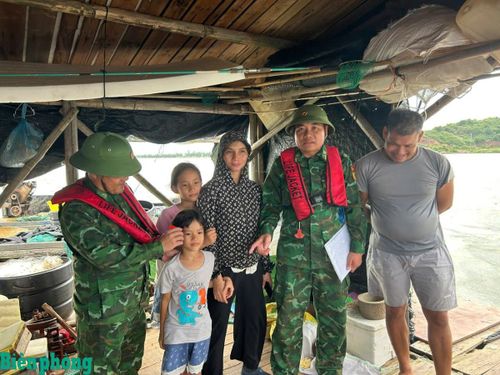 Cán bộ Bộ đội Biên phòng tỉnh Quảng Ninh vận động nhân dân di dời khỏi lồng bè nuôi trồng thủy sản vào nơi tránh trú an toàn. Ảnh: Xuân Hùng