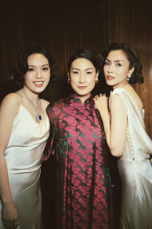 Tăng Thanh Hà đọ sắc cùng Trâm Anh - người đảm nhận vai Lý Lệ Hà (trái) - cùng đạo diễn, diễn viên Kathy Uyên tại sự kiện. Theo ê-kíp, Hoàng hậu cuối cùng không khai thác các nhân vật lịch sử như những biểu tượng xa cách mà hướng tới câu chuyện của những con người với tình yêu, gia đình, tổn thương và những lựa chọn trong cuộc sống.