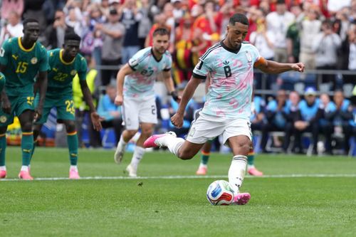 Tiền vệ Youri Tielemans của Bỉ thực hiện thành công quả phạt đền ấn định chiến thắng 3-2 trước Senegal ở vòng 1/32 ngày 1/7.