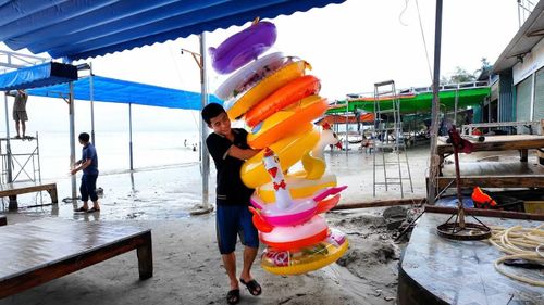 Đến sáng 4/7, tại đặc khu Cô Tô, thời tiết nhiều mây, có mưa từng lúc, gió chưa mạnh, các hoạt động ứng phó bão số 1 vẫn được các lực lượng chức năng duy trì khẩn trương.