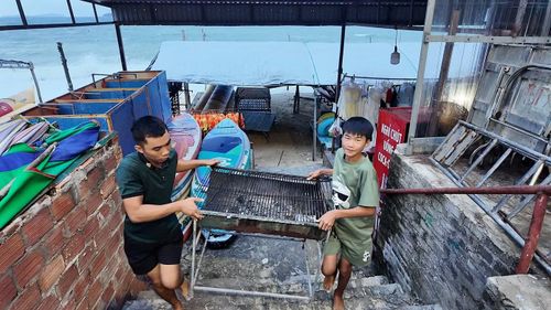 Những hàng quán ven biển được dọn dẹp, di chuyển vật dụng vào nơi an toàn.