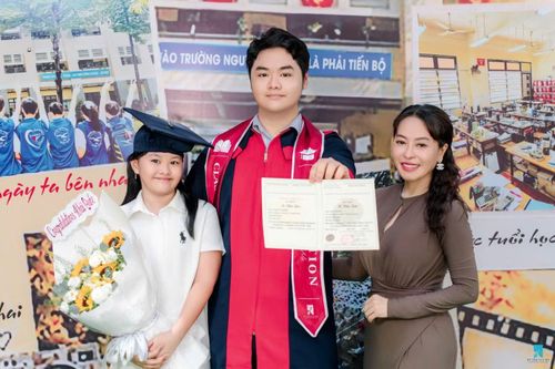 Khải Quốc cùng mẹ và em gái