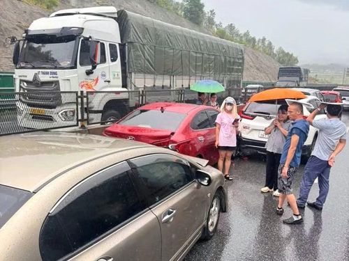 Cách đó khoảng 300m cũng đã xảy ra một vụ tai nạn liên hoàn khác.