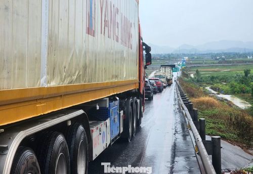 Giao thông từ hầm Thần Vũ đến nút giao Quốc lộ 7C bị ách tắc.