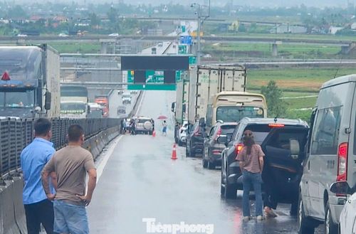 Các phương tiện phải dừng lại để CSGT xử lý vụ tai nạn.