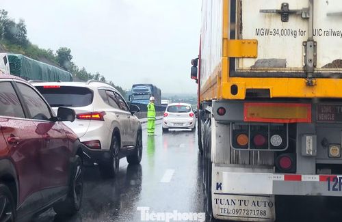 Đội CSGT đường bộ cao tốc số 4 phân luồng giao thông.