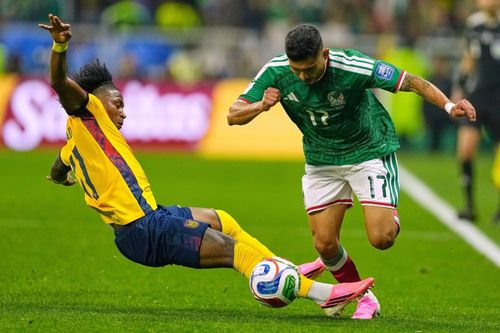  Ecuador (bên trái) đã thua 0-2 trước Mexico ở trận đấu tại vòng 1/16. 