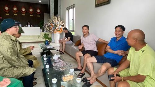 Lãnh đạo đặc khu Cô Tô thăm hỏi, động viên du khách lưu trú tại địa bàn.