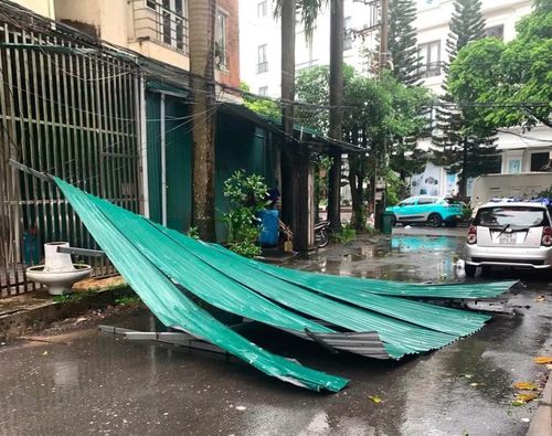 Nhiều mái nhà, công trình dân sinh bị tốc mái, hư hỏng, trong khi một số cây xanh bị bật gốc, gãy đổ.