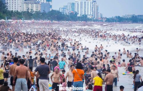 Theo lãnh đạo phường Sầm Sơn, trong những ngày biển động do ảnh hưởng của hoàn lưu bão, địa phương tăng cường lực lượng cứu hộ, cứu nạn tại các bãi tắm; đồng thời duy trì công tác phân luồng giao thông, bảo đảm an ninh trật tự và vệ sinh môi trường nhằm phục vụ du khách trong mùa du lịch hè.