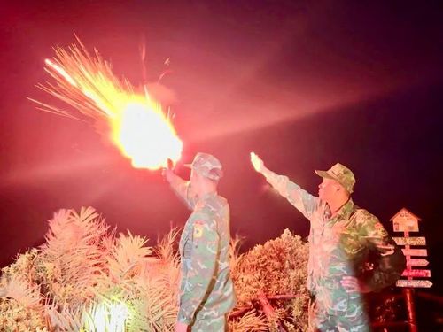 Đồn Biên phòng Cô Tô tổ chức bắn pháo hiệu cảnh báo, phát tín hiệu kêu gọi toàn bộ tàu thuyền đang hoạt động trên biển khẩn trương vào bờ hoặc tìm nơi neo đậu an toàn (Ảnh: Thu Báu).
