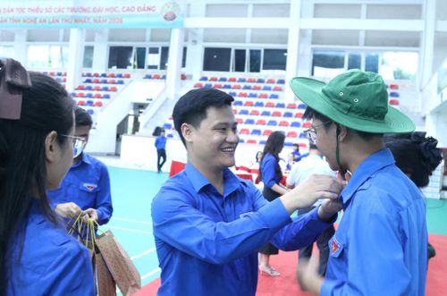 Những màu áo xanh tình nguyện rạng rỡ trước giờ lên đường.