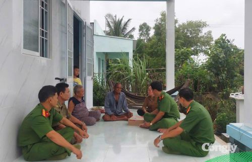 Công an phường Vĩnh Trạch đến thăm các gia đình hộ nghèo, hộ cận nghèo trên địa bàn phường.