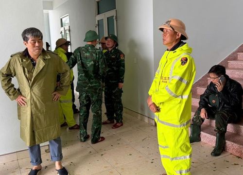 Các lực lượng đang túc trực sẵn sàng tiếp cận hỗ trợ các thuyền viên khi điều kiện thời tiết cho phép.