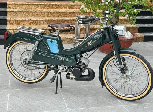 Xe đạp gắn máy Mobylette MBK 881 cổ, chưa đổ xăng giá đắt 144 triệu đồng.