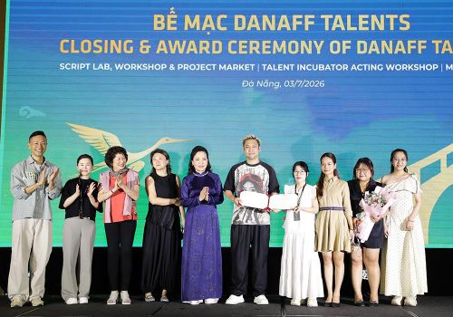 Đạo diễn trẻ Trần Nguyễn Hoàng Long (cầm bằng khen) bất ngờ giành chiến thắng trước những tên tuổi lớn.