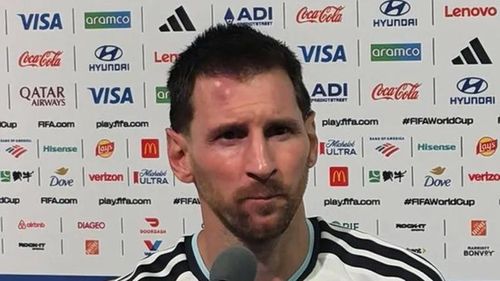 Messi kết thúc trận đấu với vết sưng trên trán. Ảnh: EFE