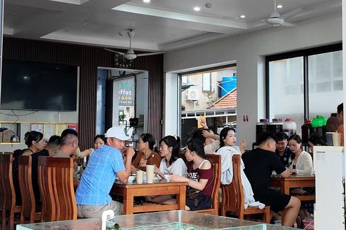 Du khách vui vẻ ăn trưa tại đảo Cô Tô trước thời điểm bão số 1 tiếp cận. Ảnh: Đ.X
