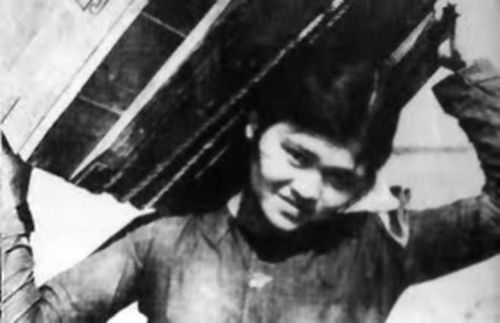 Nữ dân quân Ngô Thị Tuyển năm 1965. Nguồn ảnh: Bảo tàng Lịch sử quốc gia 