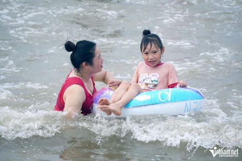 Du khách thích thú khi đến với biển Sầm Sơn