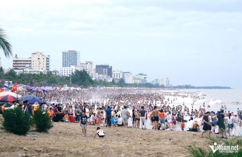 Đến 17h biển Sầm Sơn vẫn đông nghịt người