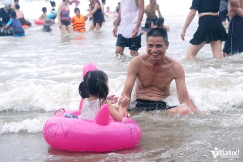Ông Quách Minh Bảo luôn cho con gái tắm sát bờ biển để tránh sóng to