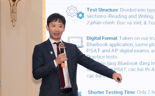  Ông Haike Zhao, Phó Giám đốc Khối Quốc tế, Tổ chức College Board (Mỹ), chia sẻ tại hội thảo. 