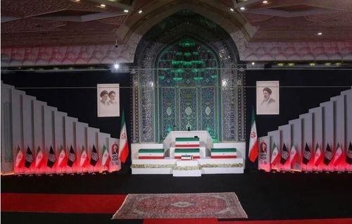 Nơi đặt quan tài ông Ali Khamenei. Ảnh: Anadolu.