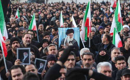 Người dân Iran bày tỏ lòng tiếc thương ông Ali Khamenei. Ảnh: Anadolu