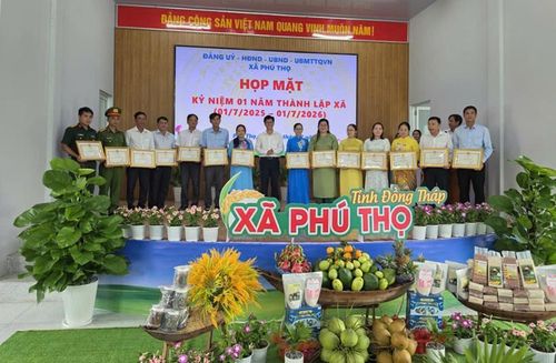 Biểu dương tặng Giấy khen 6 tập thể và 15 cá nhân hoàn thành tốt nhiệm vụ