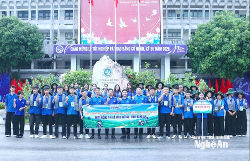 Ngay sau lễ xuất quân, một số đội hình tình nguyện của Trường Đại học Vinh đã lên đường đến các địa bàn được phân công để triển khai các hoạt động trong chiến dịch tình nguyện. Ảnh: Thanh Quỳnh