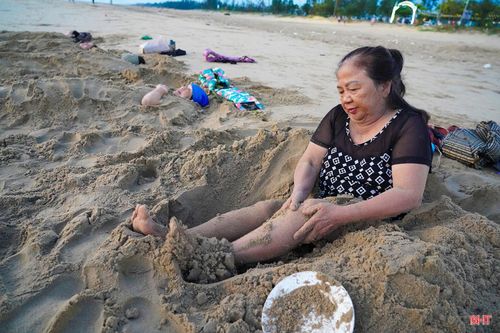 Khi mặt trời lên cao hơn, mọi người phủi cát, ngồi dậy và cùng nhau tập vài động tác thể dục rồi cùng xuống biển tắm.