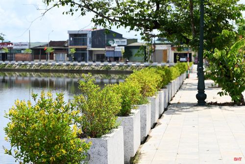 Hồ Bình Sơn (xã Hương Khê) được đầu tư đồng bộ, hiện đại, có diện tích 1,56 km² với thiết kế hòn đảo nhỏ ở giữa. Hồ có chức năng điều hòa, chống ngập úng và là nơi thường xuyên diễn ra các hoạt động sinh hoạt văn hóa, lễ hội của địa phương nói riêng và các xã vùng phía Tây Hà Tĩnh nói chung.