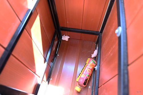 Thùng chứa rác được bố trí tại khu vực hồ để phục vụ người dân và du khách nhưng bên trong thùng rác chỉ có rất ít rác (ảnh chụp ngày 2/7/2026).