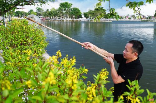 Ông Phan Chân Thức (thôn Trung Thịnh) chia sẻ: "Thấy nắng hạn khắc nghiệt khiến nhiều cây cảnh có nguy cơ khô héo nên tôi cùng một số hộ dân ven hồ tranh thủ tưới nước, nhổ cỏ, quét dọn vệ sinh. Chúng tôi chỉ mong góp một phần nhỏ để cây xanh phát triển, cảnh quan sạch đẹp hơn, bà con có không gian trong lành để tập thể dục, vui chơi".