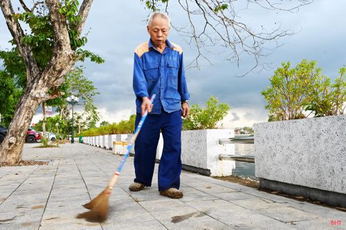 Những việc làm tự nguyện góp phần giữ cho khu vực hồ điều hòa sạch đẹp hơn mỗi ngày.