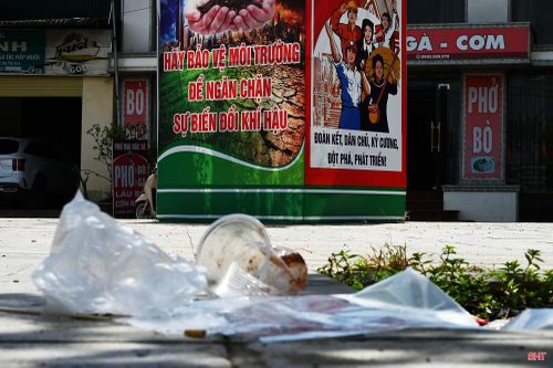 Việc giữ gìn môi trường đã được chính quyền địa phương tuyên truyền, nhắc nhở thường xuyên. Tuy nhiên, một bộ phận người dân chưa chấp hành các quy định về giữ gìn vệ sinh công cộng (ảnh chụp ngày 2/7/2026).
